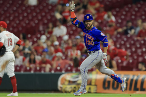 Mets smash 7 homers, shake off 4 errors in wild 15-11 win