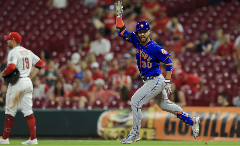 Mets smash 7 homers, shake off 4 errors in wild 15-11 win