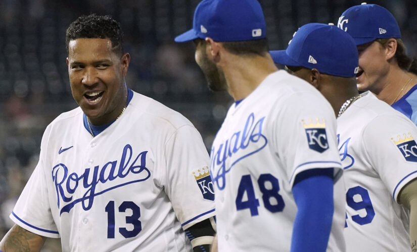 Pérez’s RBI single caps 4-run 9th as Royals beat Reds 7-6