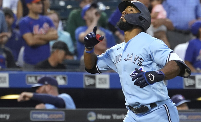 Hernández hits 2 of Toronto’s 5 homers in 10-3 win over Mets
