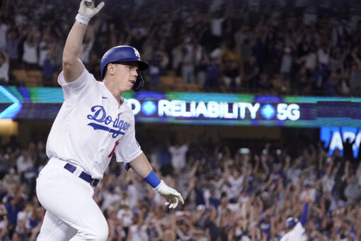 Smith’s pinch 3-run HR in 9th rallies Dodgers past Giants