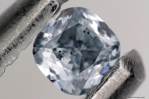 UK: Con woman stole diamonds by swapping them for pebbles