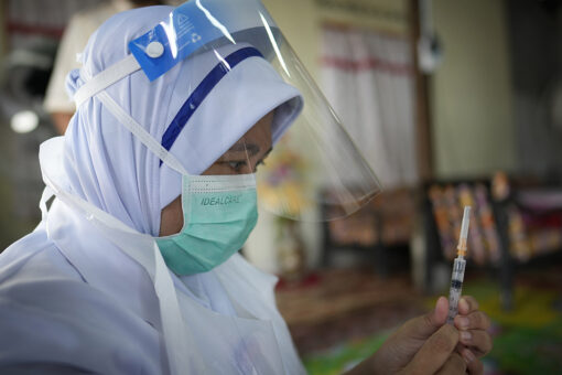 Malaysia shuts COVID-19 vaccination center after 204 staff infected