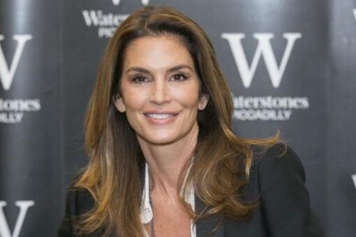 Cindy Crawford, 55, poses poolside in a sleek swimsuit: ‘Soaking it in’