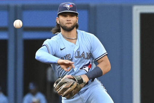 Jays score winning run on wild pitch, beat White Sox 2-1