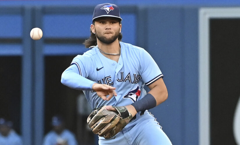 Jays score winning run on wild pitch, beat White Sox 2-1