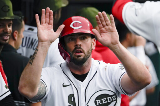 Moustakas has big return, Reds easily handle Pirates 10-0