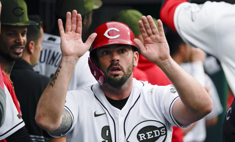 Moustakas has big return, Reds easily handle Pirates 10-0