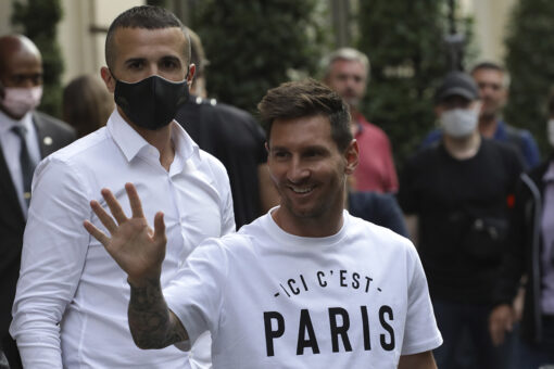 Lionel Messi signs 2-year contract with Paris Saint-Germain