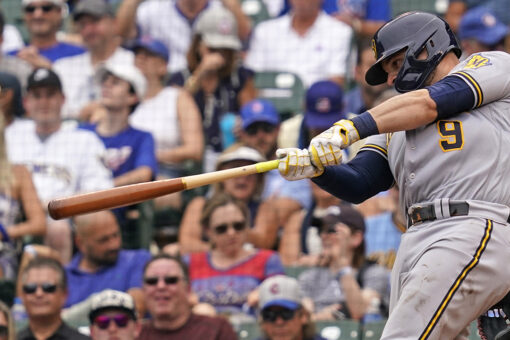 Urías 5 extra-base hits, Piña 6 RBIs, Brewers rout Cubs 17-4