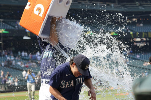 Gonzales throws 2-hitter, Mariners beat Rangers 3-1