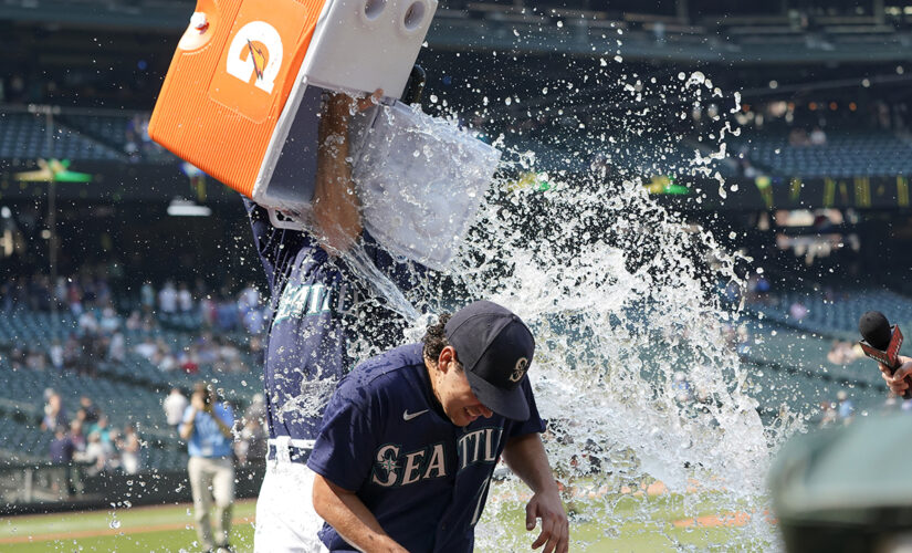 Gonzales throws 2-hitter, Mariners beat Rangers 3-1