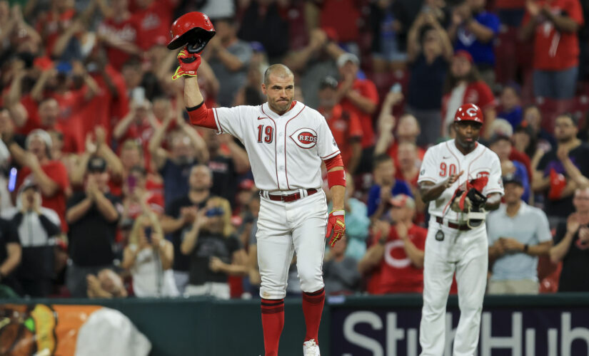 Votto gets 2,000th hit, Reds hand Cubs 12th straight loss