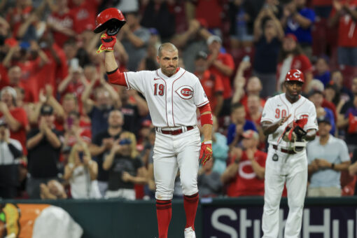 Votto gets 2,000th hit, Reds hand Cubs 12th straight loss