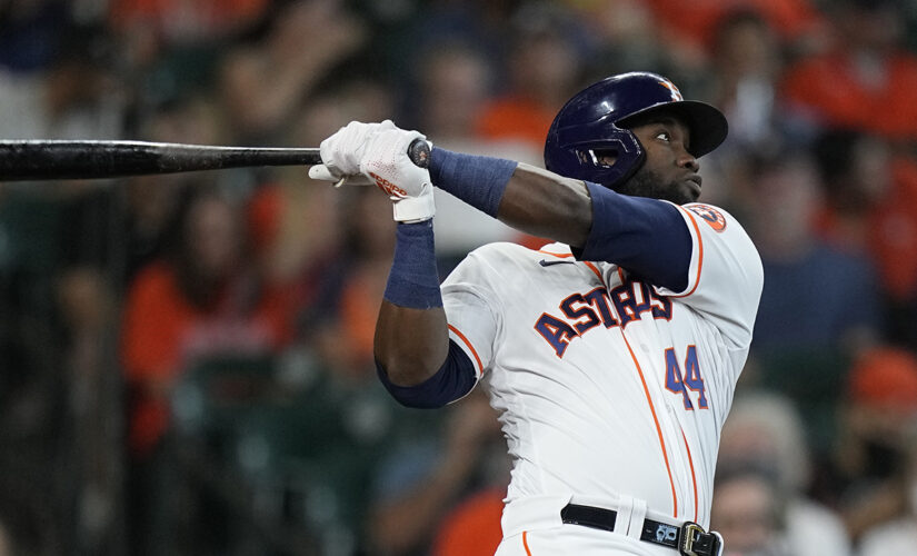 Jones drives in career-best 4 RBIs, Astros rout M’s 15-1