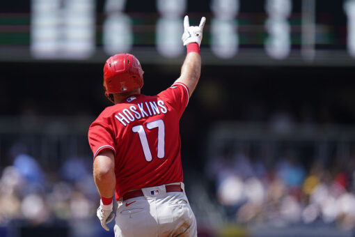 Hoskins hits 2 HRs in return, Phils beat slumping Padres 7-4