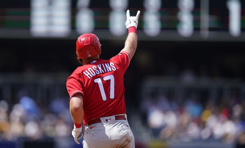 Hoskins hits 2 HRs in return, Phils beat slumping Padres 7-4