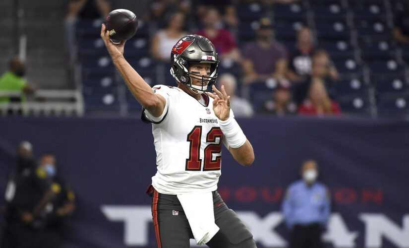 Brady throws touchdown pass as Buccaneers beat Texans 23-16