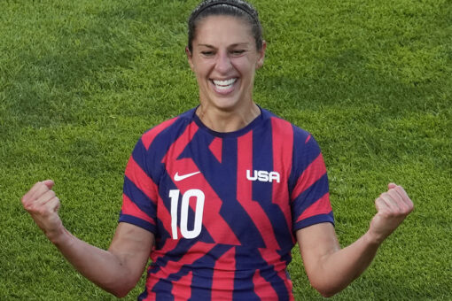 Carli Lloyd stands, US women’s soccer teammates kneel before bronze medal match