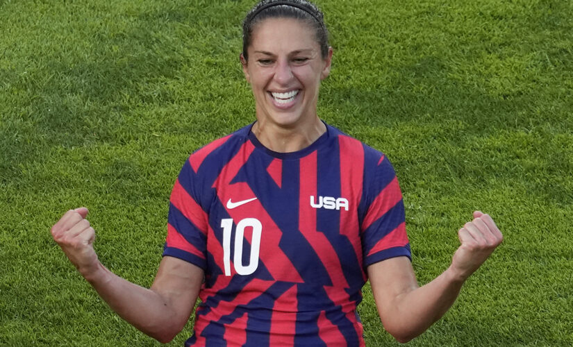 Carli Lloyd stands, US women’s soccer teammates kneel before bronze medal match