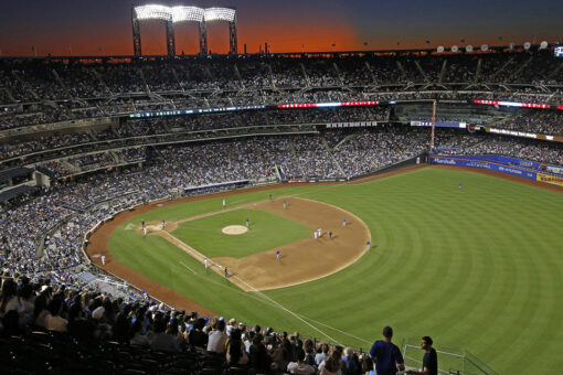 Mets-Dodgers game in NYC briefly halted after fan flashes laser pointer at L.A. batter