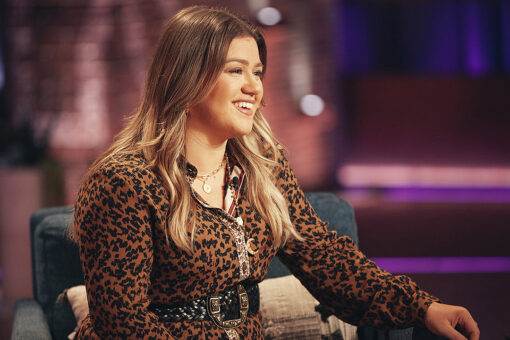 Kelly Clarkson says she’s living her best life as she attends Blake Shelton concert amid divorce