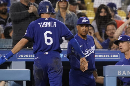 Dodgers hold off Mets 3-2 to extend win streak to eight