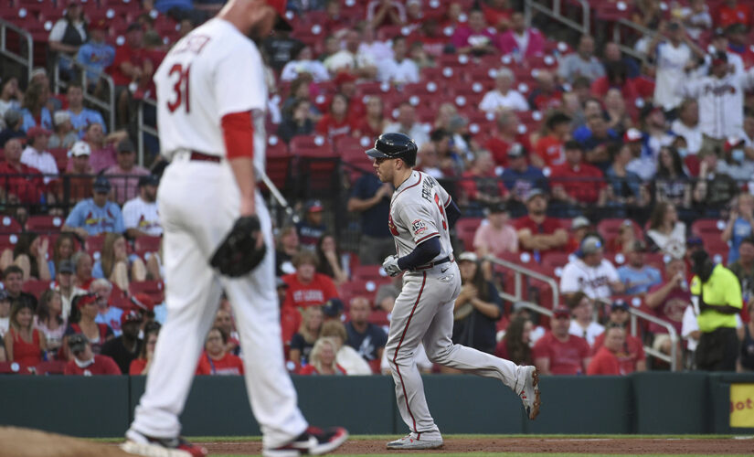 Braves hammer Lester in Cardinals debut for 6-1 victory