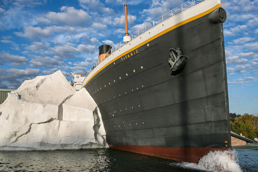 Iceberg wall collapses at Titanic Museum in Tennessee, at least 3 guests hospitalized