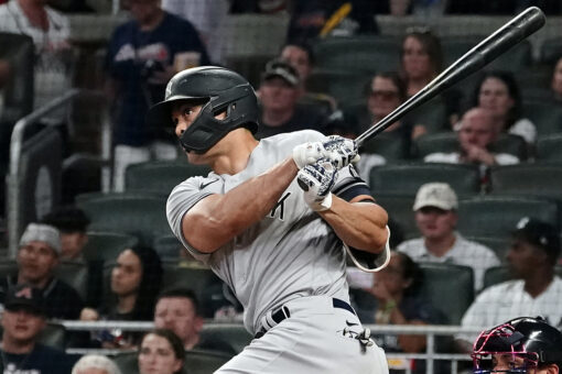 Stanton, Yankees win 10th straight, cool off Braves 5-1