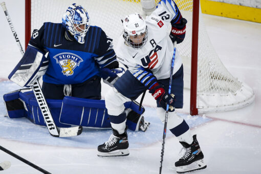 Hilary Knight ties goal record, US beats Finland 3-0