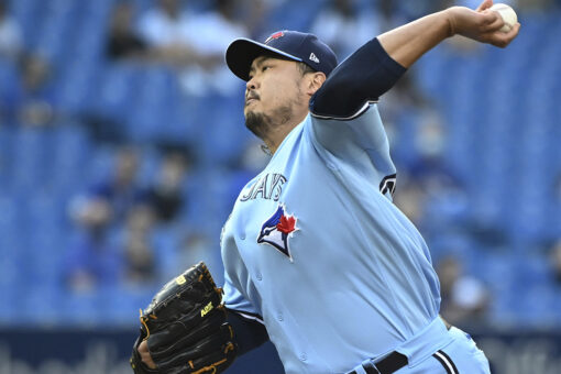 Ryu wins 1st Toronto start in Canada as Jays top Indians 7-2