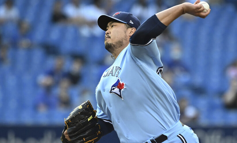 Ryu wins 1st Toronto start in Canada as Jays top Indians 7-2