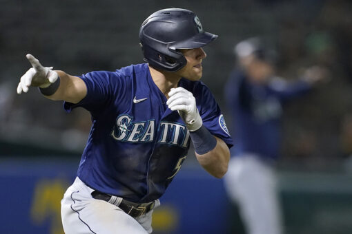 A’s lose late lead again, Bauers rallies Mariners to 5-3 win