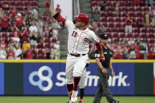 Votto blasts 3-run homer, Reds rebound to beat Marlins 6-1