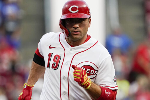 Suárez, Votto homer to help Reds beat Pirates 7-4
