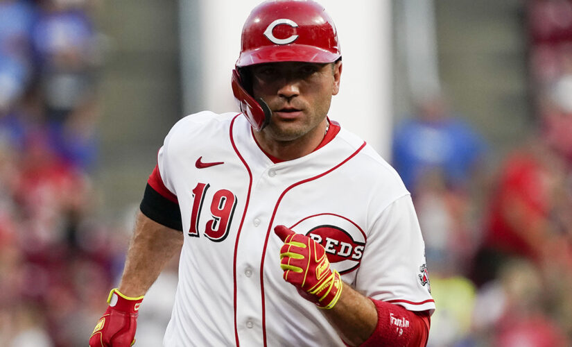 Suárez, Votto homer to help Reds beat Pirates 7-4