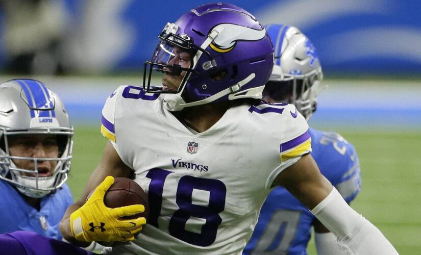 Justin Jefferson suffers apparent shoulder injury at Vikings training camp