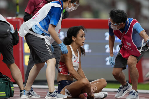 Britain Olympian Katarina Johnson-Thompson suffers injury during heptathlon, waves off assistance to finish