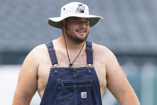 Eagles rookie Landon Dickerson stuns with pregame outfit