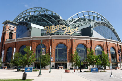 2 women get in heated concession stand brawl at Braves game