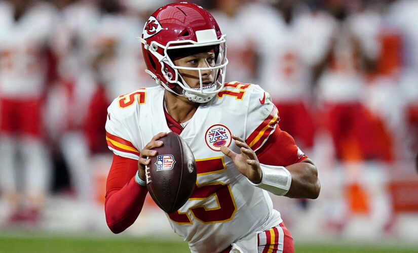 Henne, Buechele throw TD passes, Chiefs beat Cardinals 17-10