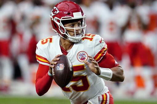 Henne, Buechele throw TD passes, Chiefs beat Cardinals 17-10
