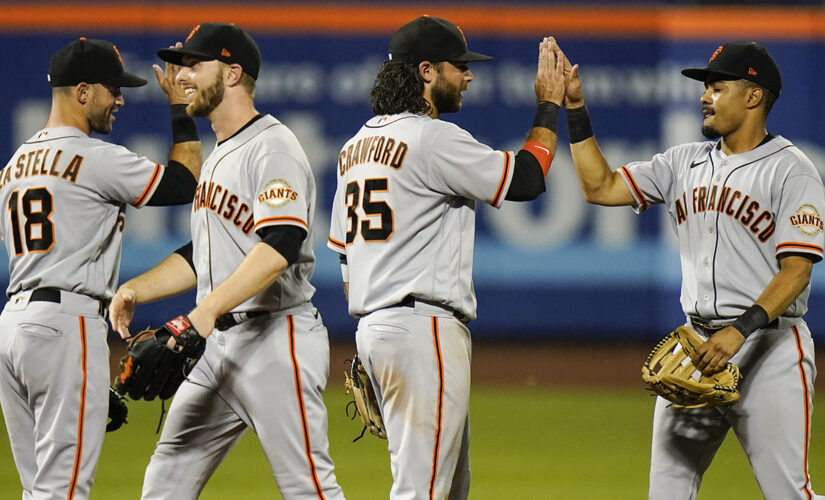 Giants turn 5 DPs, get Alonso with bags full to top Mets 3-2