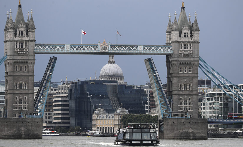 London’s Tower Bridge stuck open due to a technical fault