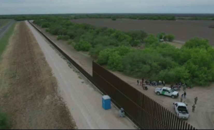 Texas authorities say multiple dead after van carrying suspected illegal immigrants crashes into pole