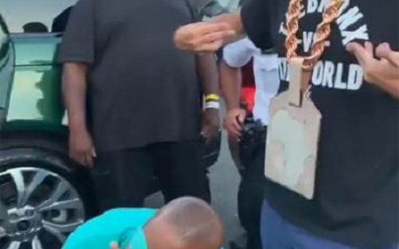 NYC Mayor de Blasio sports rapper Slick Rick’s chain on first night of hip hop shows across city
