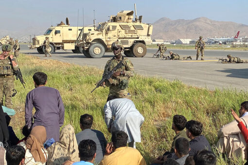 Kabul flights resume as Pentagon warns of swift response to any attack