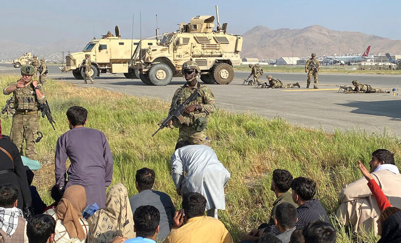 Kabul flights resume as Pentagon warns of swift response to any attack