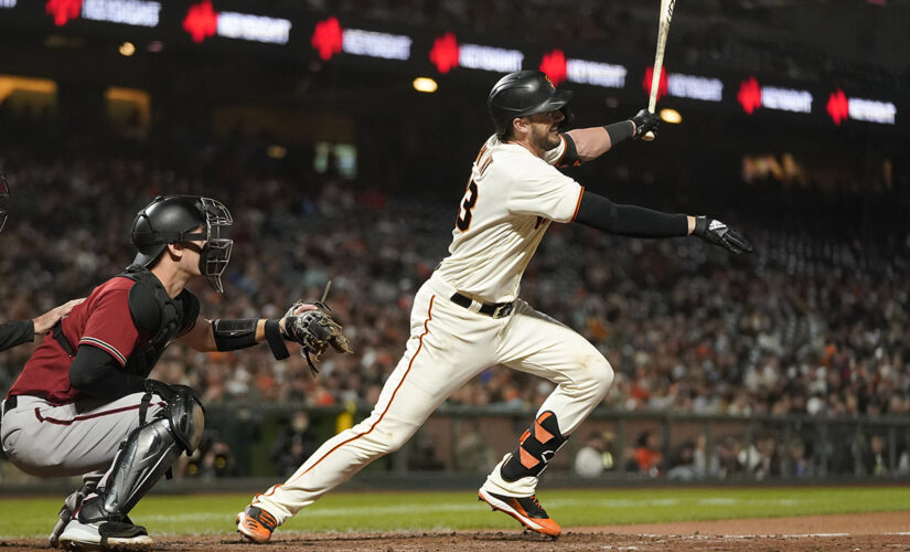 Bryant’s sacrifice fly lifts Giants to win No 104